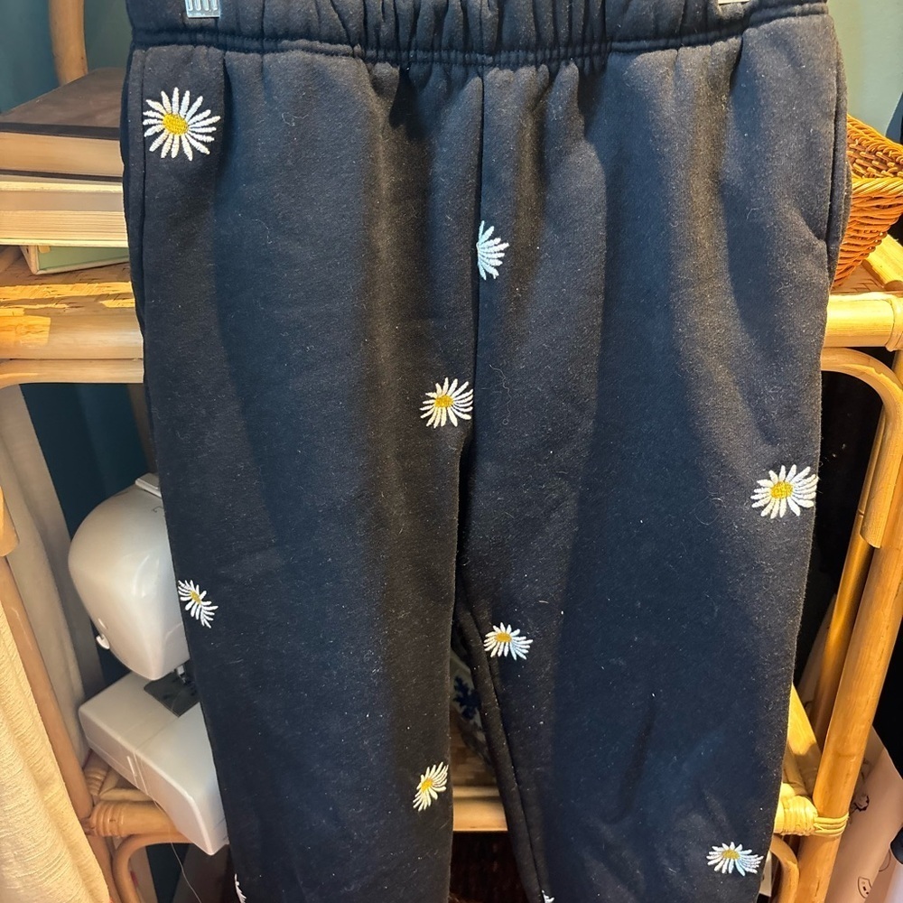 Angel Kiss Wombs Black‎ Daisy Print Sweatpants